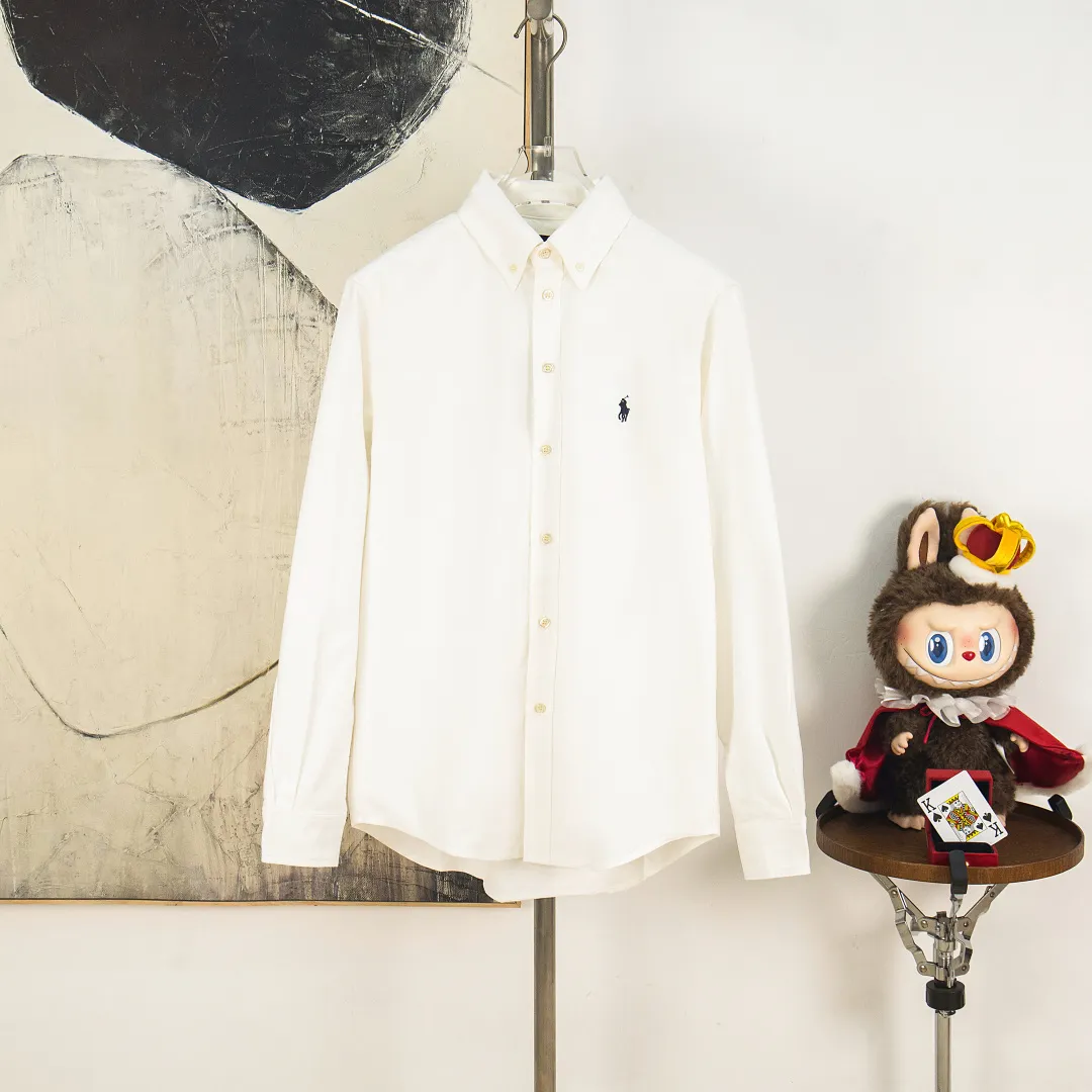 P270 zp version [Exclusive supply] Ralph Lauren/Ralph Lauren's classic evergreen single product 100 cotton Oxford spun old money style casual long-sleeved shirt. 100% restored workmanship. The entire garment is embedded with seams and clean edges. The upper back seams are reorganized for a better fit. ✅ 100 cotton Oxford spun on the face. Pre-wash treatment. The texture is tight and soft. ✅ Custom dyed original pearlescent white bottom buttons. Size partitions. ✅ Special shaped chiffon foil is included in the collar door tube. It is not easy to deform and pull. ✅ RL classic version of the Oxford shirt. The thick and crisp feeling brought by the Oxford cloth. It can be worn alone or as an outer layer. It can be worn in all seasons. It is a must-have item for the wardrobe. Get it with your eyes closed. Color: black, white, pink, blue, carbon gray, khaki, navy blue and red label, dark blue and white label (8 colors) Size: S M L XL Number: WW10974